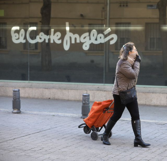 EuropaPress 2740494 mujer pasa lado centros corte ingles capital dia despues empresa presentase