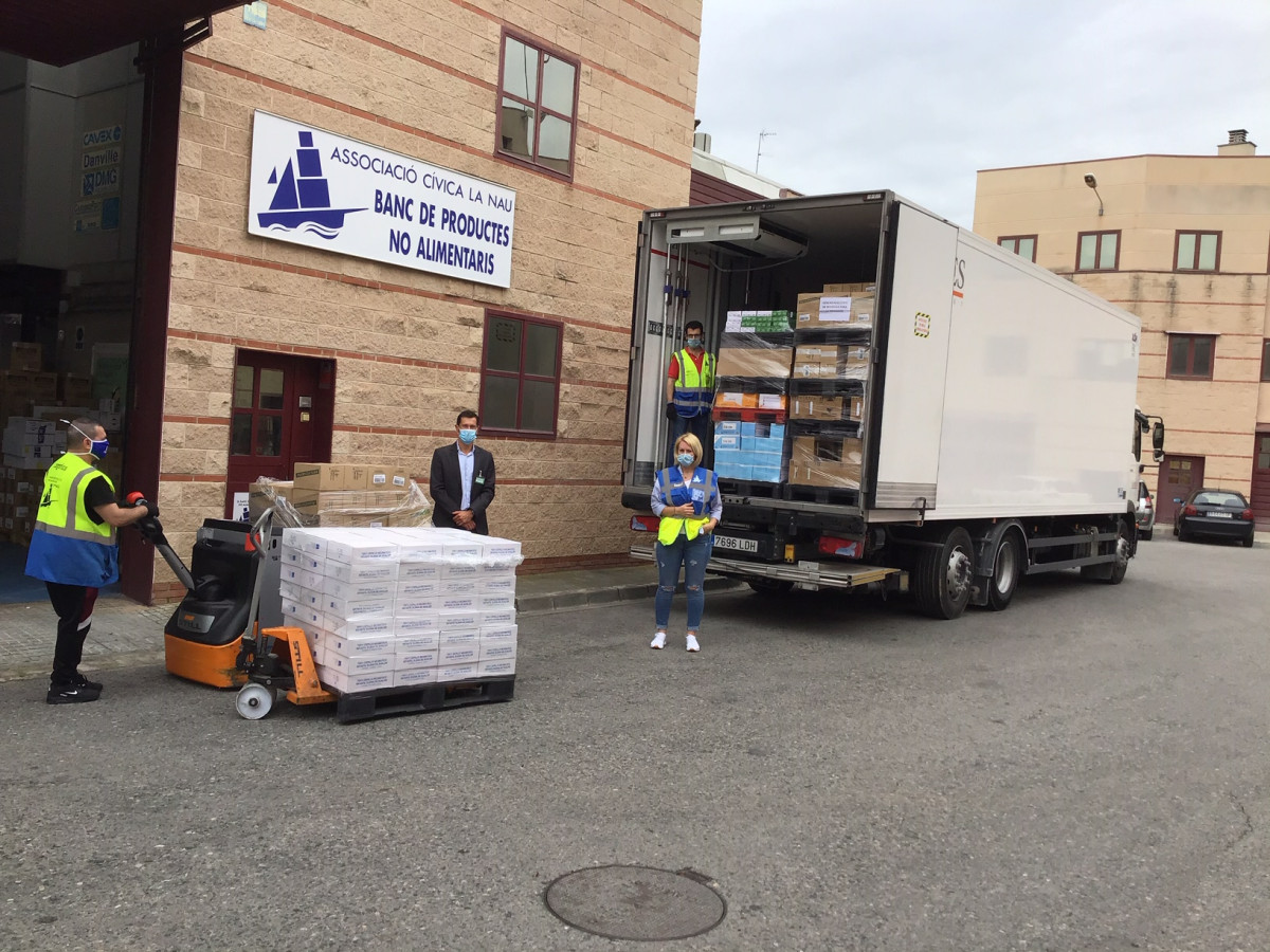 FOTOGRAFIA Donació de productes d'higiene personal a l'Associació Cívica La Nau (banc de productes no alimentaris)