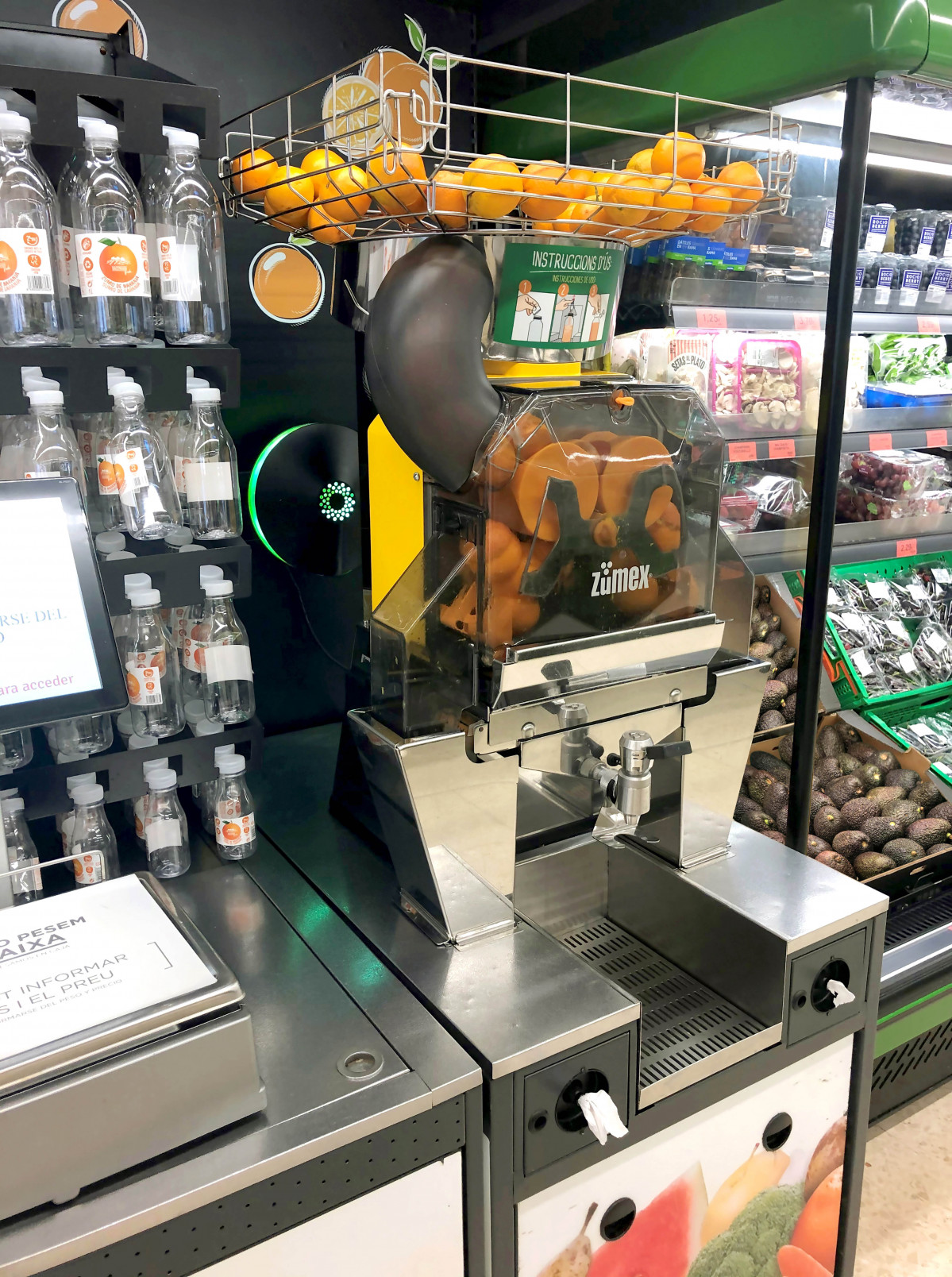 FOTOGRAFIA Màquina espremedora d'autoservei a la secció de Fruita i Verdura d'un supermercat Mercadona