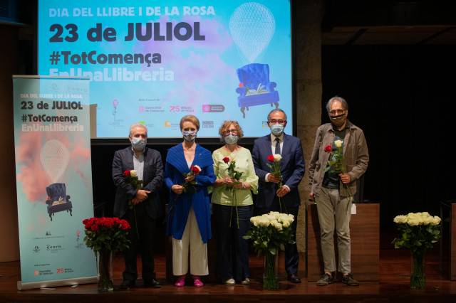 EuropaPress 3236269 id presidente gremi floristes joan guillen consellera cultura generalitat