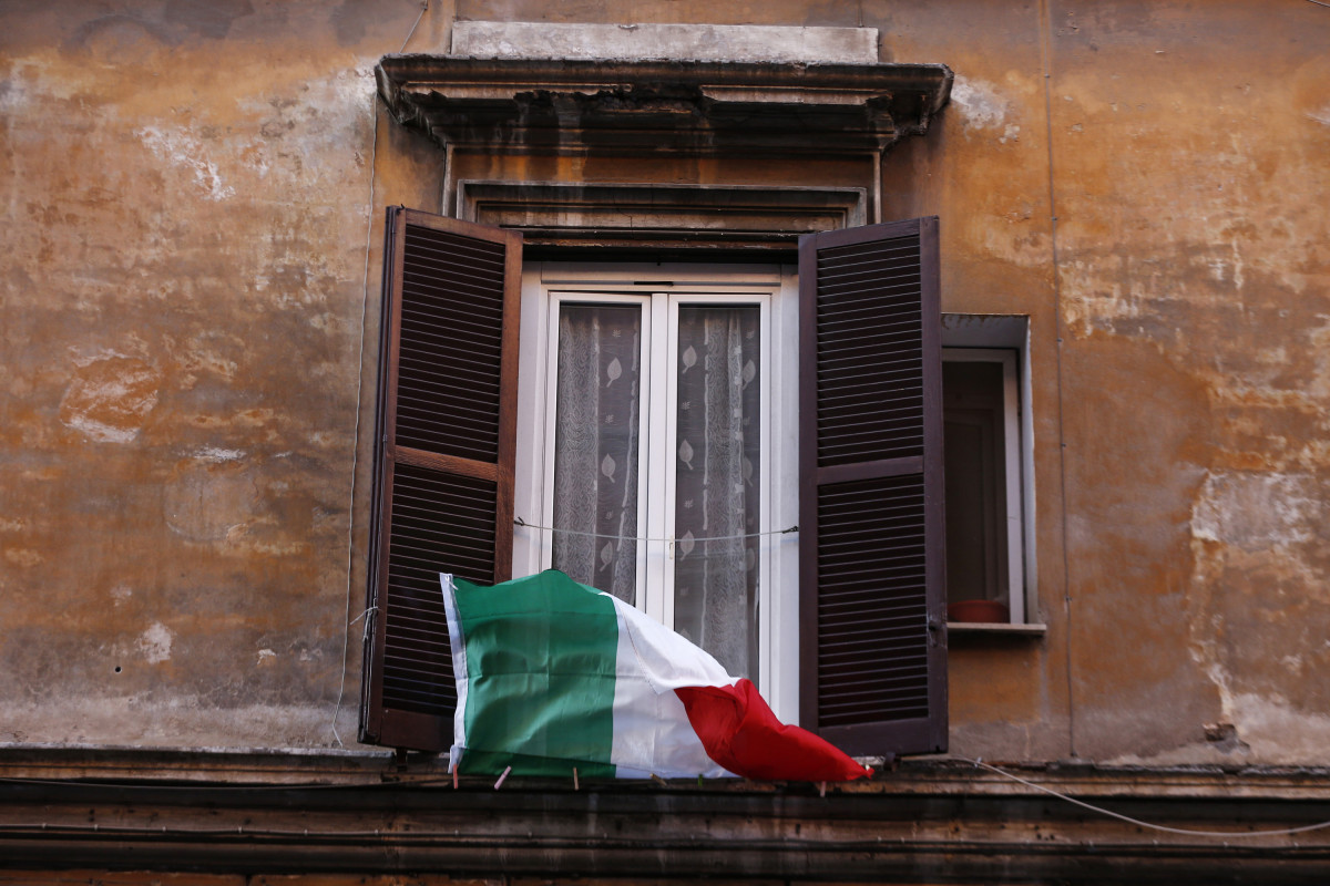 Una bandera d'Itàlia en una finestra.