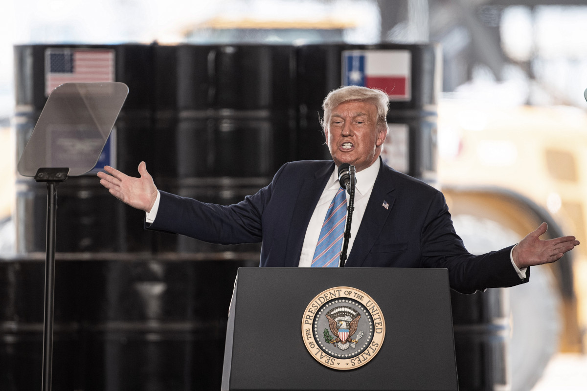 29 July 2020, US, Midland: US President Donald Trump speaks to invited guests after visiting Latshaw Rig 9 on the Double Eagle well site southeast of Midland as he attends a pair of fundraisers in nea
