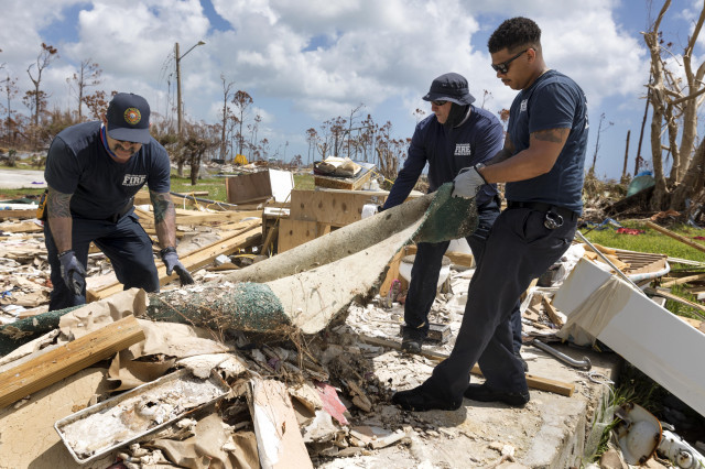 EuropaPress 2376454 17 september 2019 us grand bahama west palm firefighters scott remove the