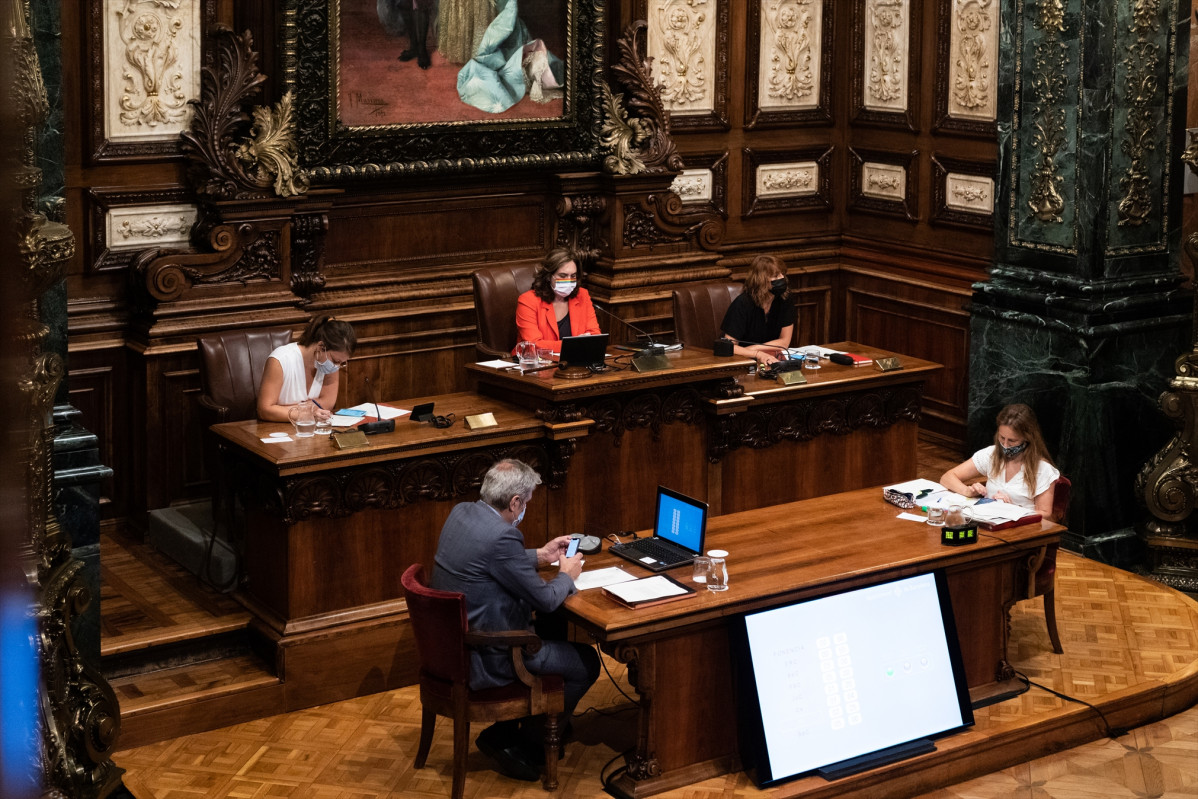L'alcaldessa de Barcelona, Ada Colau, durant un ple extraordinari del Consell Municipal de l'Ajuntament de Barcelona dedicat a l'ús del superàvit de 2019 per a la crisi del COVID-19, a Barcelona, Ca