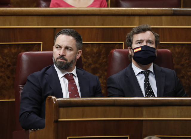 El portavoz del VOX en el Parlamento, Iván Espinosa de los Monteros y el presidente del partido, Santiago Abascal, en sus escaños del Congreso