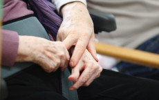 La presó de la tercera edat: familiars denuncian que els interns de residències 