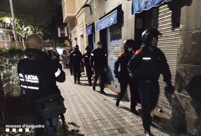 Els Mossos detenen tres traficants de drogues en un pis de l'Eixample