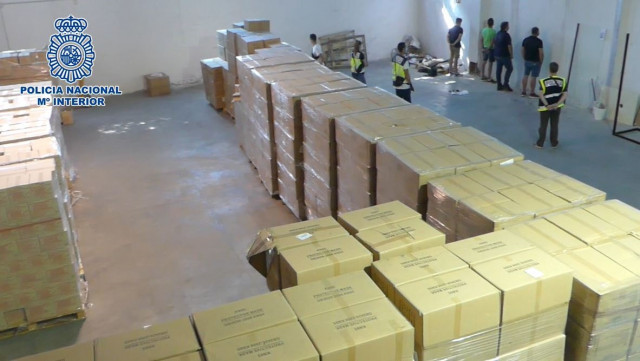Detingudes cinc persones a Madrid per robar 40 palets amb 900.000 mascaretes i 2,4 milions de parells de guants