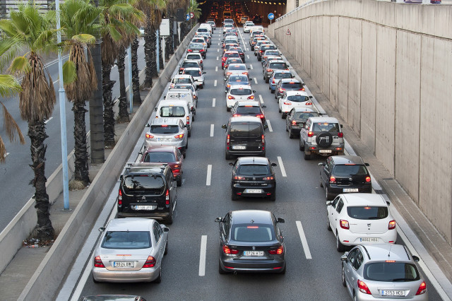 Aquest dimarts Barcelona començarà a multar els cotxes contaminants