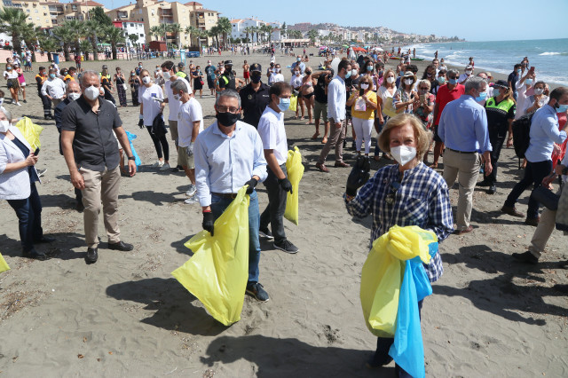La reina Sofia participa com a voluntària en una campanya de recollida de residus a la platja
