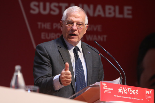 Borrell denuncia que Rússia està difonent que les vacunes rivals converteixen a la gent en micos