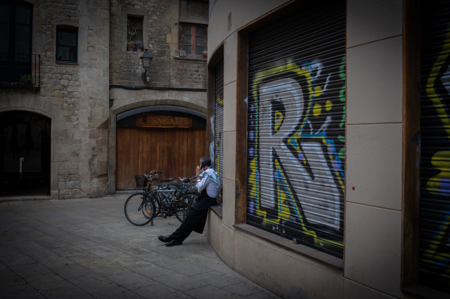 EuropaPress 3383142 camarero bar tercer dia entrada vigor nuevas restricciones cataluna