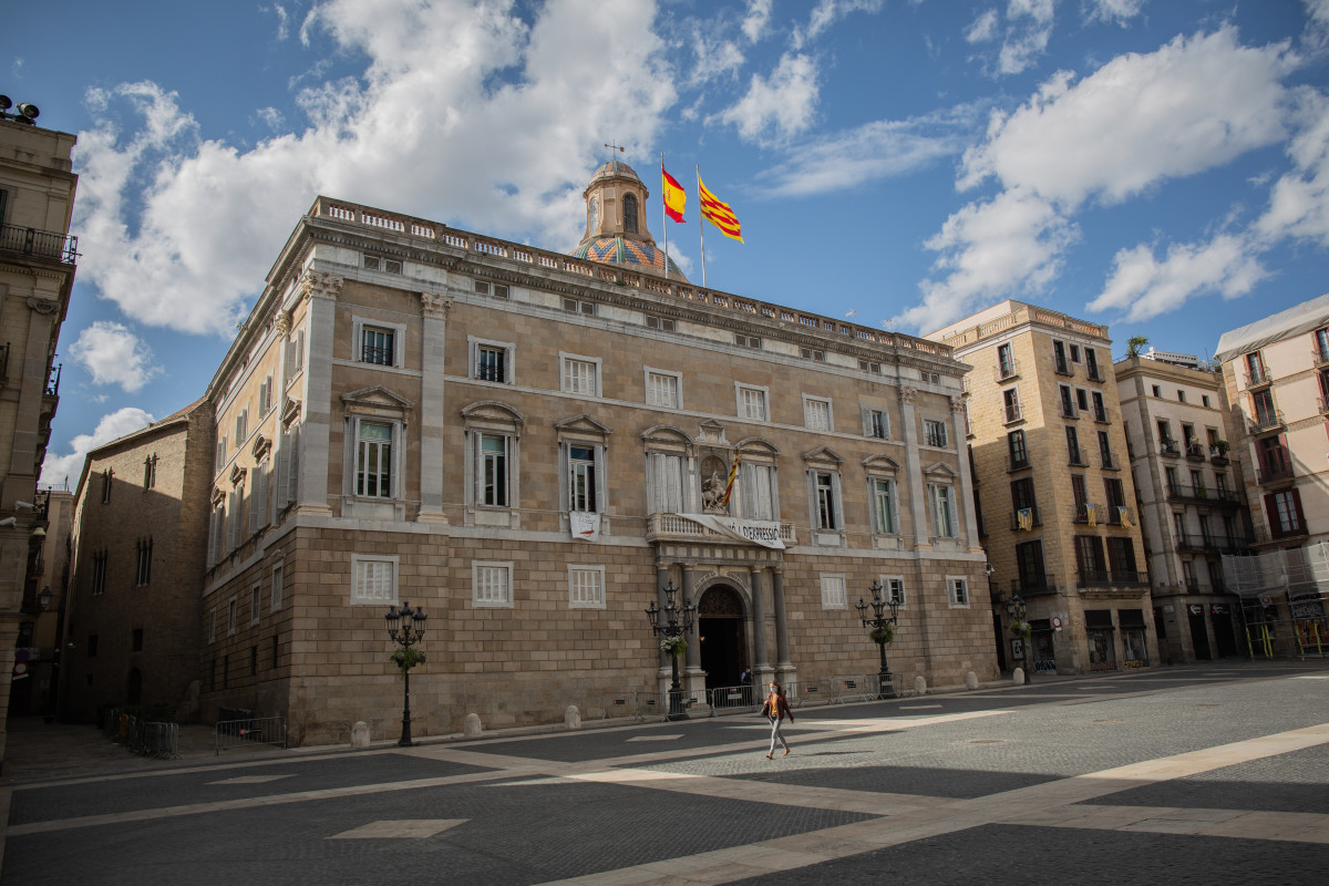 Façana del Palau de la Generalitat mentre la ciutat continua en la fase zero de la desescalada en la novena setmana de l'estat d'alarma decretat pel Govern per la pandèmia del Covid-19, a Barcelona/