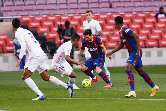 El Madrid s'emporta el derbi de Camp Nou amb polèmica del VAR inclosa