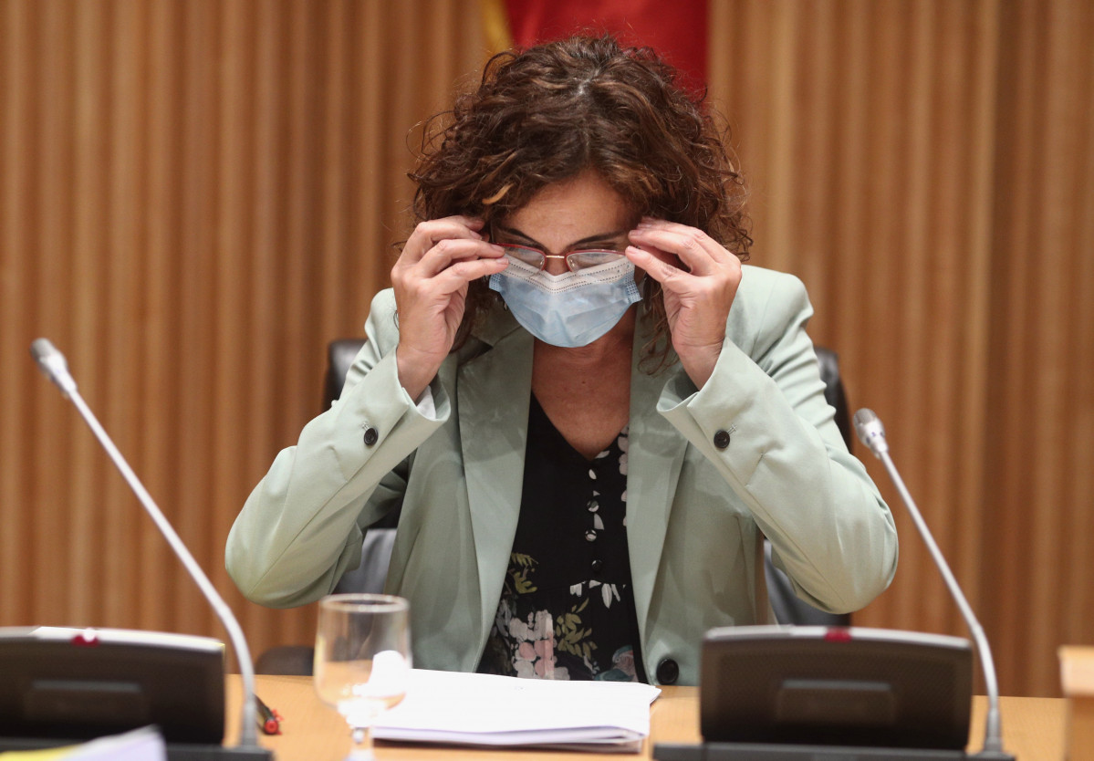 (I-D) La ministra de Hacienda y Función Pública, María Jesús Montero, ofrece una rueda de prensa tras la entrega del Proyecto de Presupuestos Generales del Estado 2021 a la presidenta del Congreso