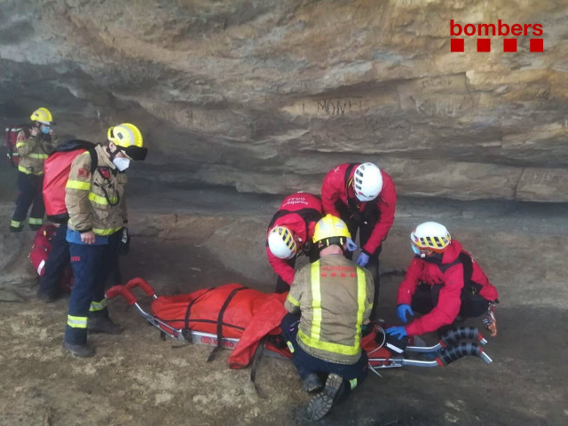 EuropaPress 3417655 operativos bombers generalitat rescatan ciclista estado grave precipitarse