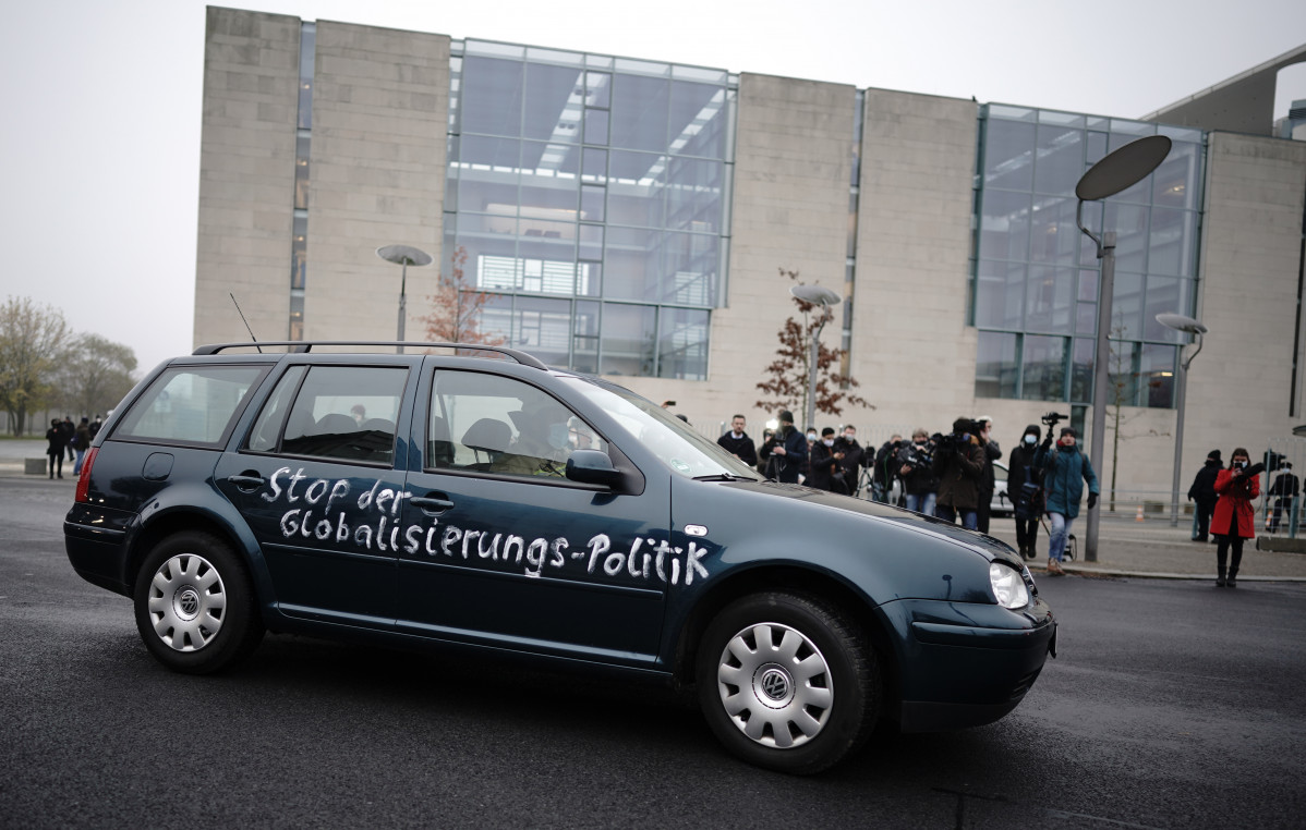 EuropaPress 3448209 25 november 2020 berlin fireman at the wheel removes car which crashed