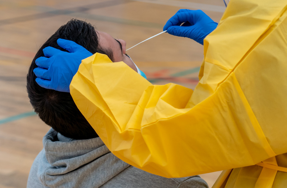Sanitarios trabajando durante las pruebas de cribado de covid-19 con test de antígenos en el pabellón deportivo de 'El Paraguas'. En Sevilla (Andalucía, España), a 28 de octubre de 2020.