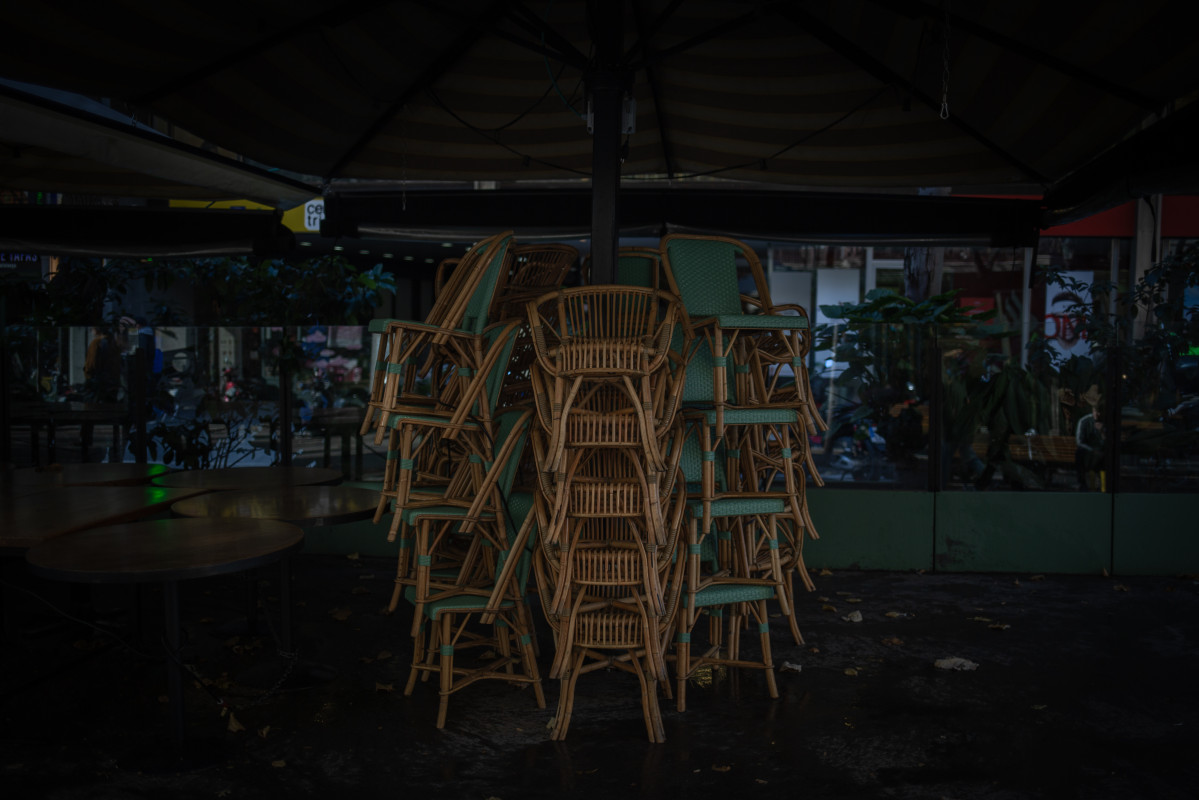 Varias sillas apiladas en una terraza