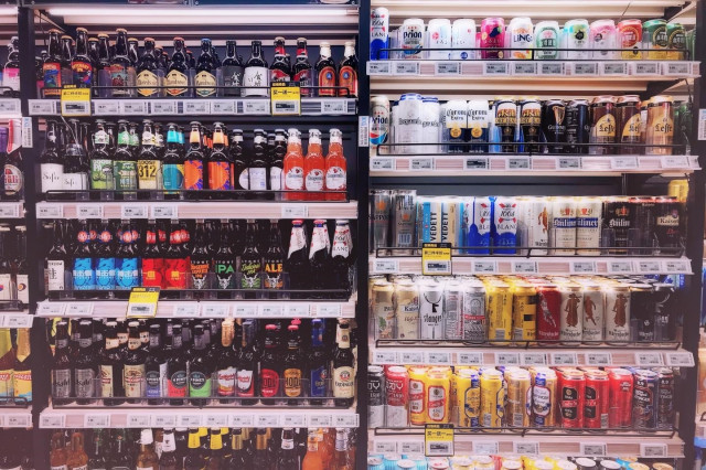 Un estudi mostra que l'alcohol bloqueja la substància química que ens permet prestar atenció