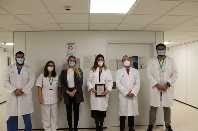 Una dona a qui van extirpar el coll de l'úter per un tumor ha donat a llum a una nena sana