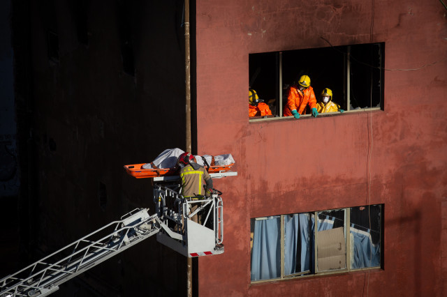 EuropaPress 3472582 bomberos generalitat retirado interior nave dos tres cuerpos vida victimas