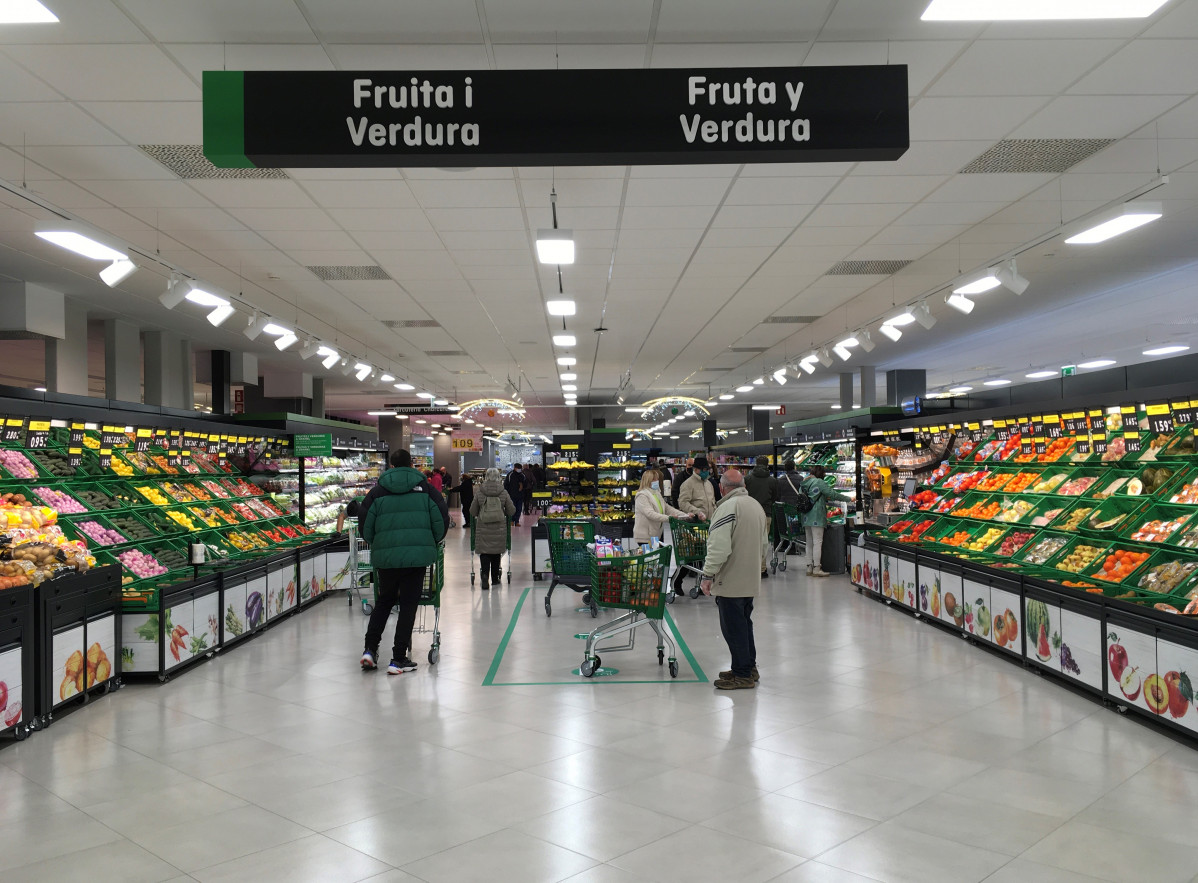 FOTOGRAFIA Secciu00f3 Fruita i verdura del supermercat Mercadona al carrer Francesc Moragas (Manresa)  