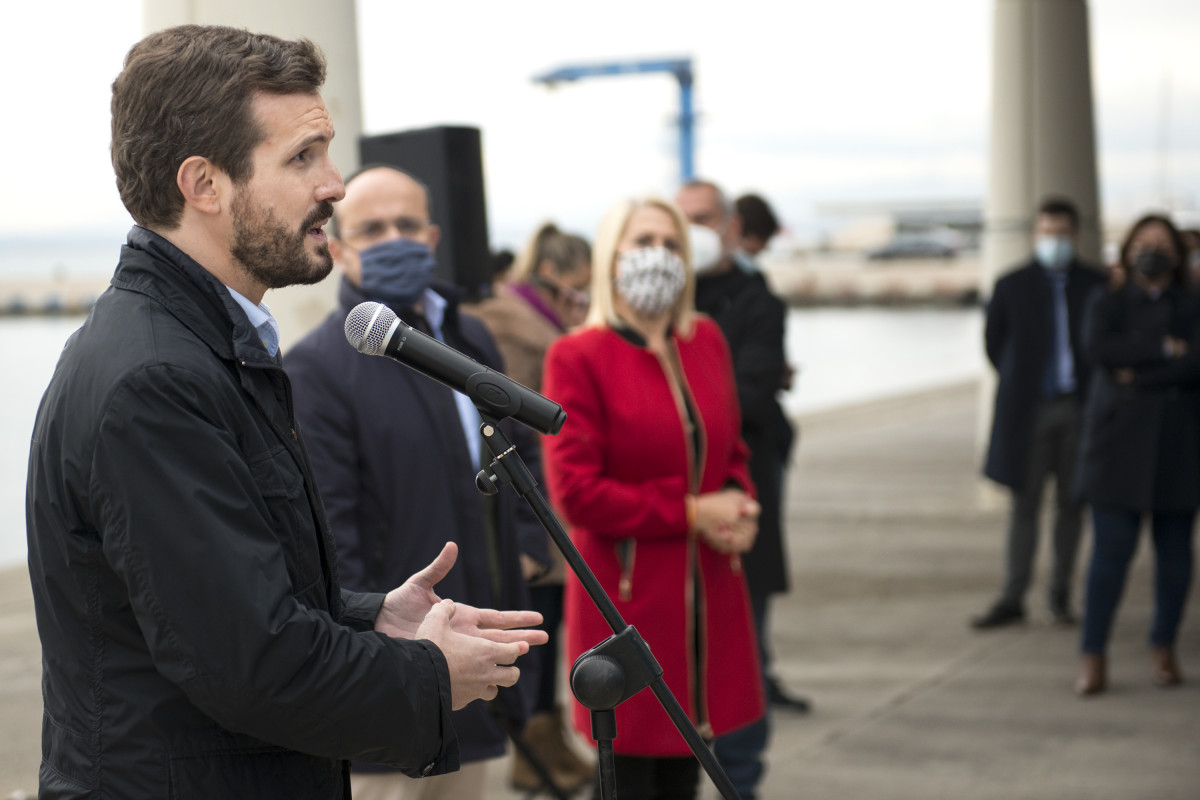 El presidente del PP, Pablo Casado, ofrece una rueda de prensa en la longa de Roses, en Girona, Catalunya (España), a 4 de diciembre. Casado ha viajado hasta allí para mantener una reunión con los 