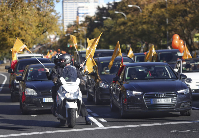 EuropaPress 3443564 varias personas muestran traves coches banderas globos color naranja