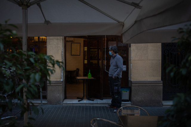 EuropaPress 3490213 hombre exterior bar barcelona catalunya espana 21 diciembre 2020 debido