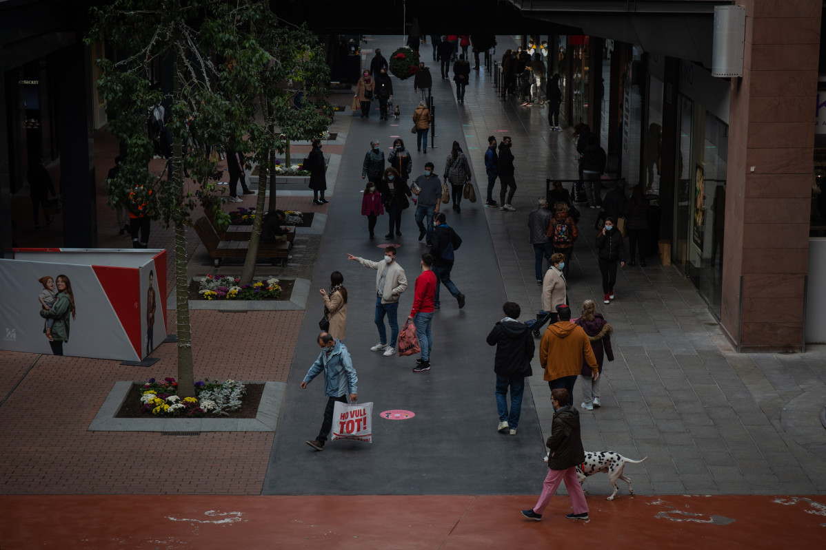 Varias personas realizan compras en el centro comercial La Maquinista, en Barcelona (España)