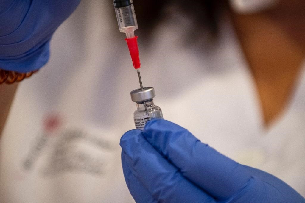Primera dosis de la vacuna de Pfizer para administrar en la residencia de gente mayor Oms-Sant Miquel de Palma. Domingo 27 de diciembre de 2020.