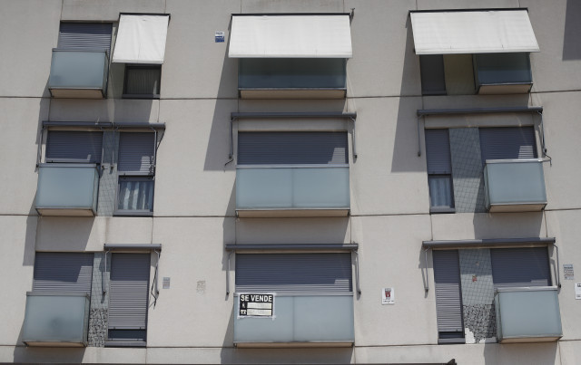EuropaPress 2280058 cartel vende balcon piso edificio madrid