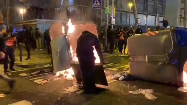 Escàndol al Barri de Gràcia: La nit de reis una rúa de 200 persones sense respecte al Covid-19 acaba en barricada