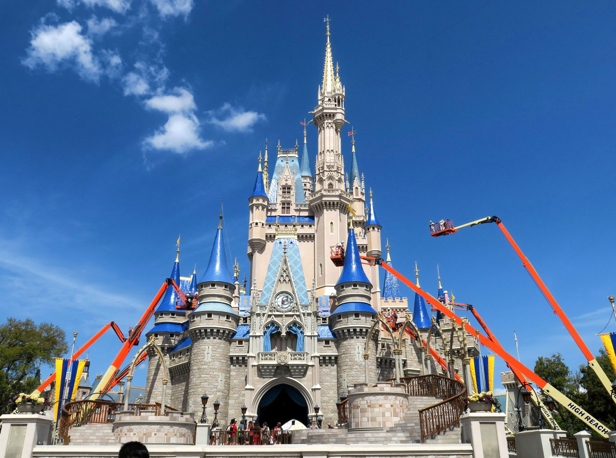 EuropaPress 2715894 12 march 2020 us orlando workers at walt disney world paint cinderella
