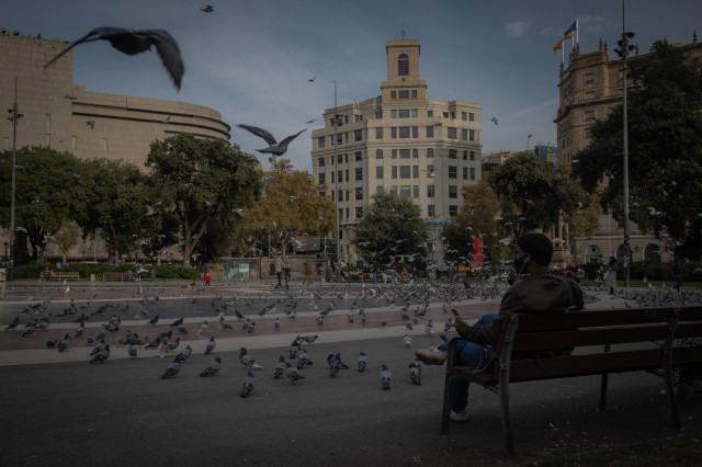 EuropaPress 3435746 hombre sentado banco plaza catalunya barcelona catalunya espana 16
