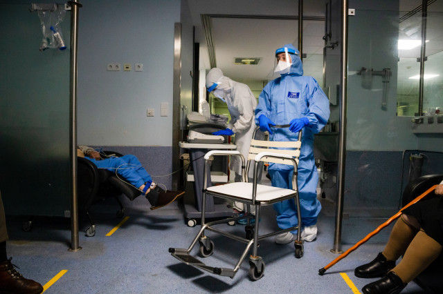 EuropaPress 3532200 24 january 2021 portugal porto medical worker in protective suit performs
