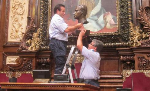 L'Ajuntament de Barcelona retira el bust de Juan Carlos I del saló de plens