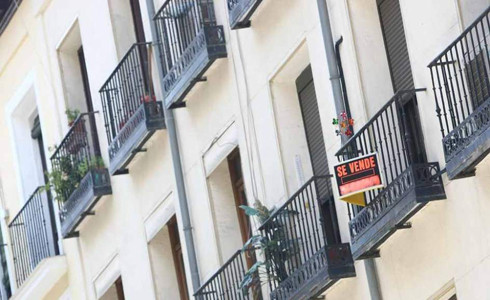 La compravenda d'habitatges va baixar un 27,6% al febrer