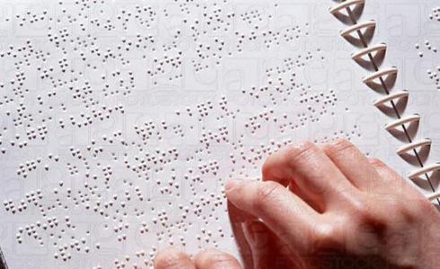 L'ONCE Catalunya exposa llibres i contes en braille i suport sonor
