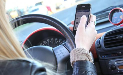 El 17% d'espanyols utilitza el seu smartphone durant la conducció