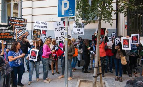 Pares de víctimes de maltractament infantil alerten al TSJC de la desprotecció d'aquests menors