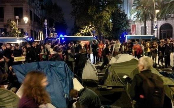 L'acampada enfront de la Delegació del Govern es dissol durant la nit
