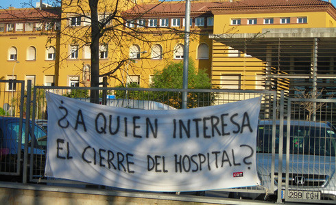 Pancarta de protesta contra les retallades a l'Hospital de Viladecans