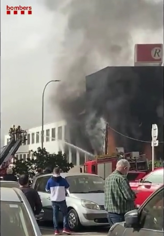 EuropaPress 3550516 estabilizado incendio quemado industria rubi barcelona
