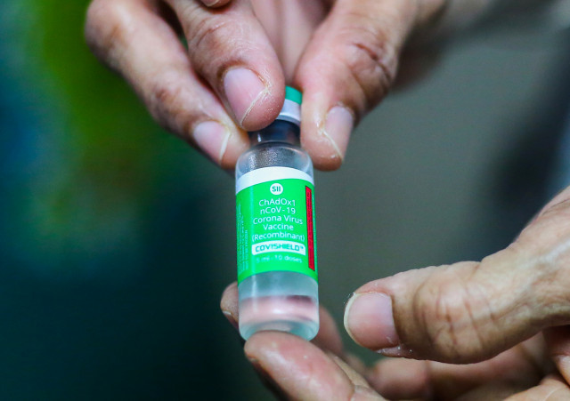 EuropaPress 3538982 29 january 2021 sri lanka colombo health worker holds vial of