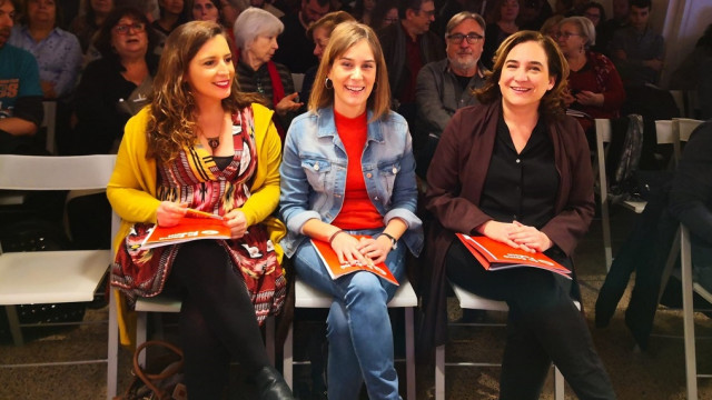 Al centre de les clavegueres morades: Jessica Albiach, Dina Bousselham, Ada Colau, Iñigo Errejón i Pablo Iglesias