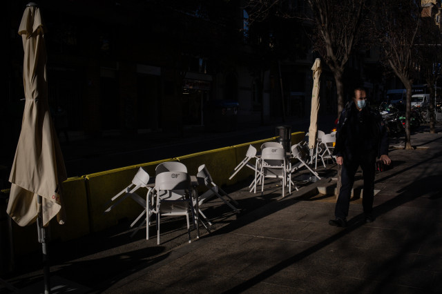 EuropaPress 3490178 hombre pasa lado sillas vacias terraza barcelona catalunya espana 21 1