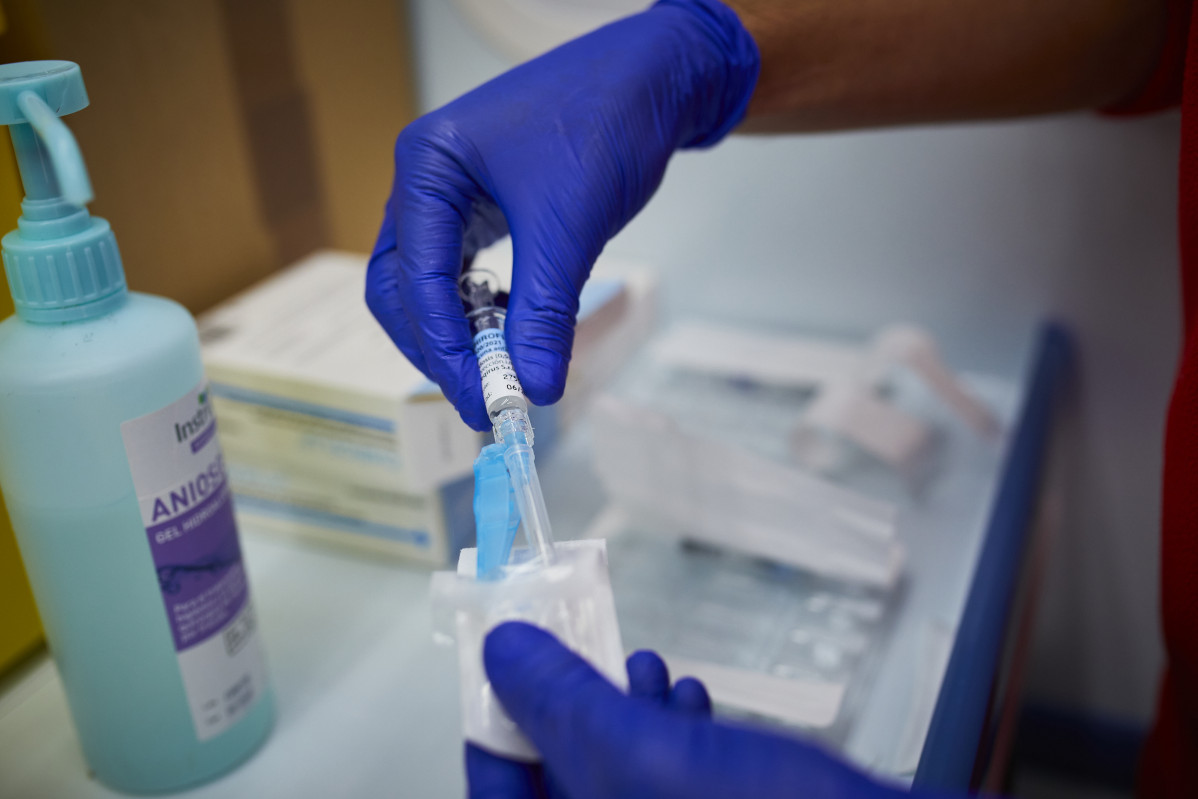 Un sanitario de Cruz Roja se prepara para administrar la vacuna contra la gripe en un punto de vacunación instalado en Aranjuez, Madrid (España), a 12 de noviembre de 2020. La Comunidad de Madrid ha
