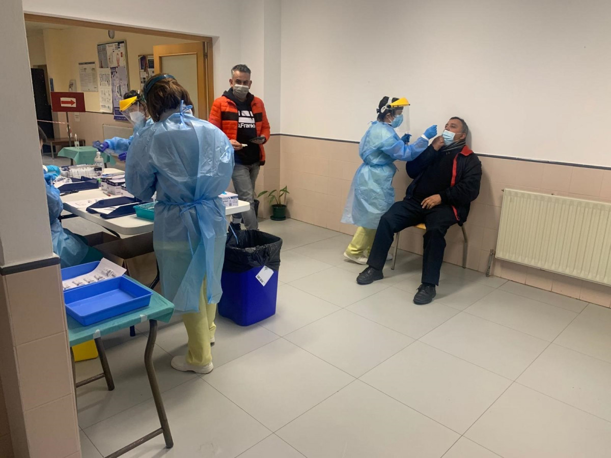 Un cribado para detectar casos de Covid-19 en el Área Sanitaria de Santiago y Barbanza.